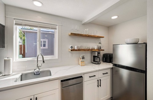 Central Oregon House | Charming Cozy Casita in Eugene, perfect for couples, pets welcomed!