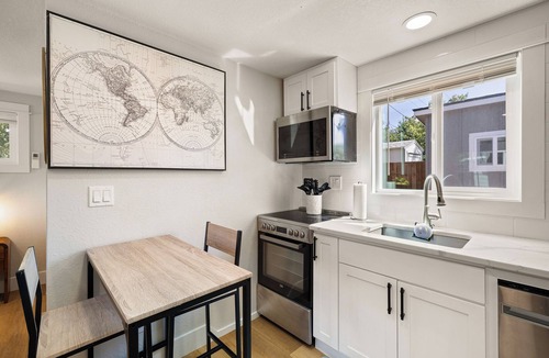 Central Oregon House | Charming Cozy Casita in Eugene, perfect for couples, pets welcomed!