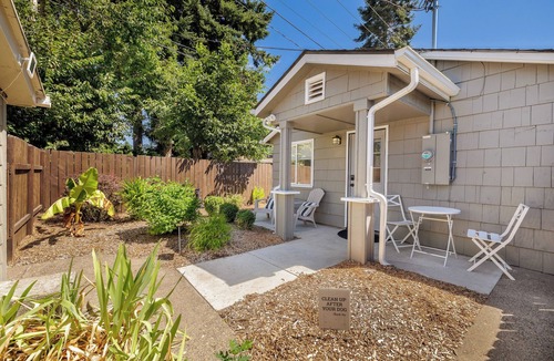 Central Oregon House | Charming Cozy Casita in Eugene, perfect for couples, pets welcomed!