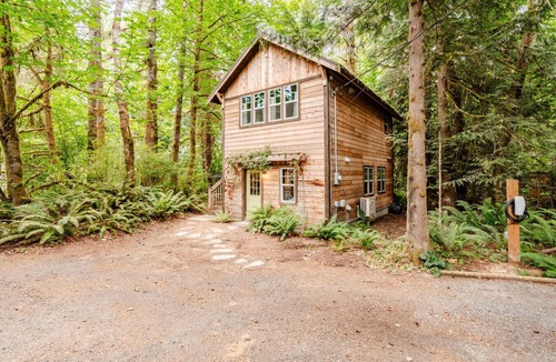 South Colby Cottage | Charming Creekside Studio Near Ferries to Seattle