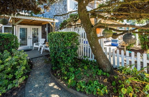 Downtown Cannon Beach House | Charming, dog-friendly cabana with easy beach access