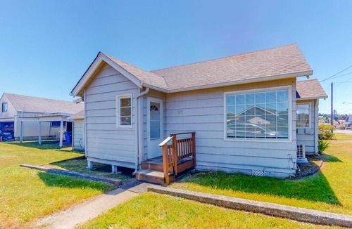 Waldport House | Charming dog-friendly house with Wifi & W&D - near the river