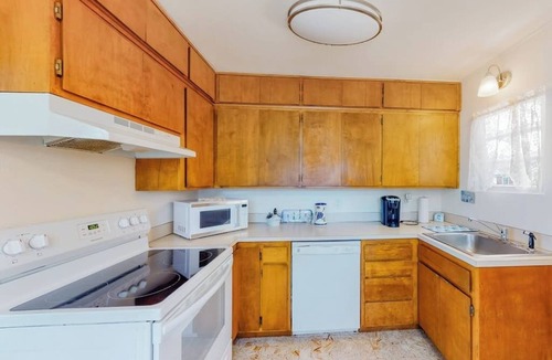 Waldport House | Charming, dog-friendly house with Wifi & W&D - near the river