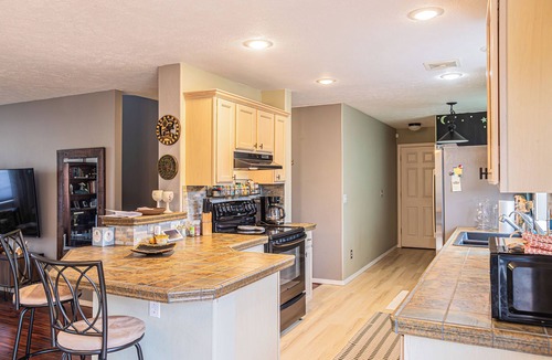 Latah Valley House | Charming family home with amazing views 10 minutes to downtown