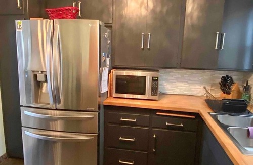 Alamitos Beach Condo | Charming Furnished Condo close to the Beach