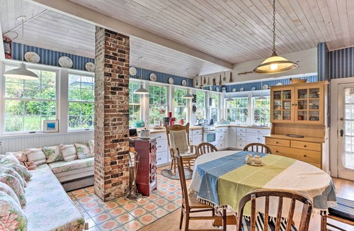 Federal Way Cottage | Charming Historic Retreat Near Poverty Bay!