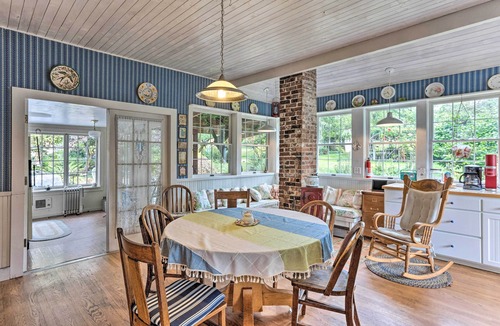 Federal Way Cottage | Charming Historic Retreat Near Poverty Bay!