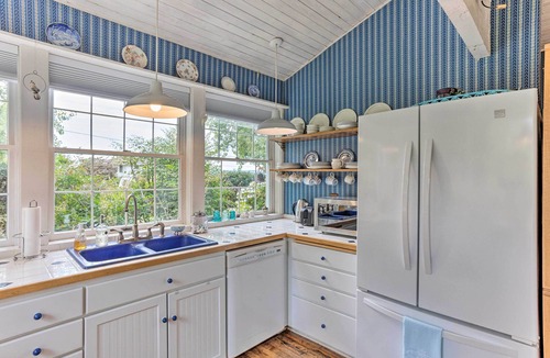 Federal Way Cottage | Charming Historic Retreat Near Poverty Bay!
