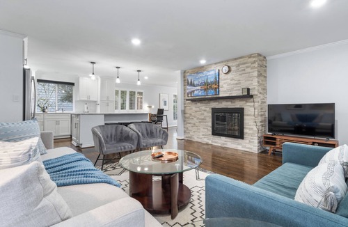 Crossroads House | Charming Home in Bellevue – Near Downtown!