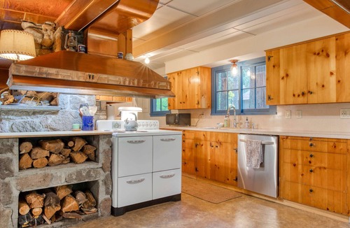 Marmot House | Charming Home with Free WiFi, washer&dryer, Wood Fireplace, and Furnished Deck