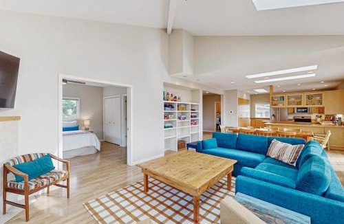 Bandon House | Charming home with WiFi deck & grill - 1 block to the beach