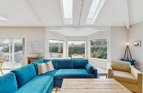 Bandon House | Charming home with WiFi deck & grill - 1 block to the beach