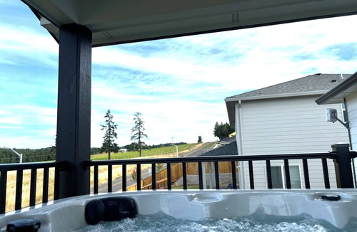 Dallas House | Charming house with Hot Tub and Steamer Shower in delightful Dallas