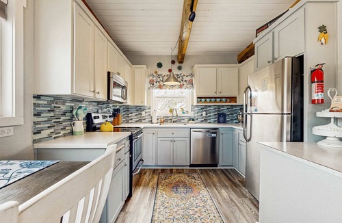 Rockaway Beach House | Charming modern home close to the beach with full kitchen WiFi and large deck