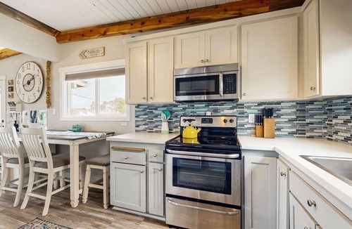 Rockaway Beach House | Charming modern home close to the beach with full kitchen WiFi and large deck