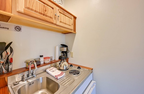 Crestone Apartment | Charming Park Side Hotel Room 1