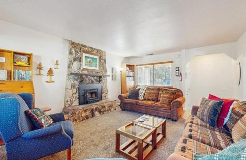 Al Tahoe House | Charming Pet Friendly Home with Hot Tub Enclosed Yard Short Walk to Beach