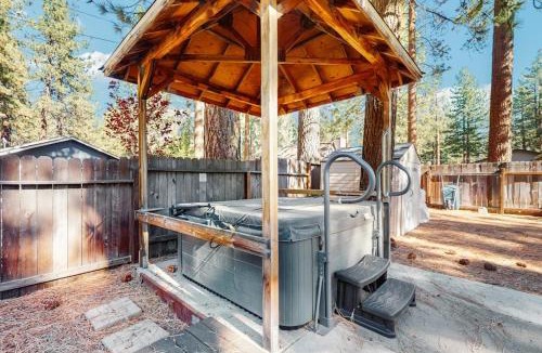 Al Tahoe House | Charming Pet Friendly Home with Hot Tub Enclosed Yard Short Walk to Beach