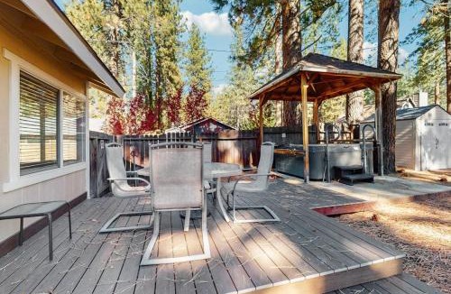 Al Tahoe House | Charming Pet Friendly Home with Hot Tub Enclosed Yard Short Walk to Beach