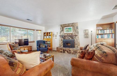 Al Tahoe House | Charming Pet Friendly Home with Hot Tub Enclosed Yard Short Walk to Beach