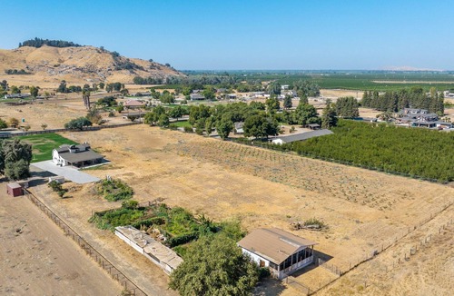 Exeter House | Charming Private 3-bedroom farmhouse to Sequoias National Park