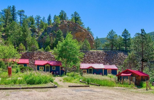 Lyons Apartment | Charming Riverside Studio — Couples’ Getaway