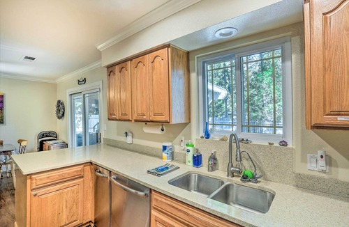 Lakehead-Lakeshore Cottage | Charming Shasta Lake Retreat: Boat, Hike & Fish!