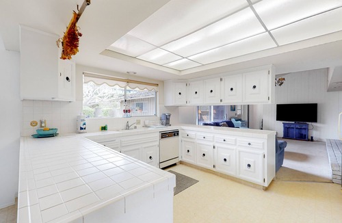 Hidden Valley House | Charming stay with beautiful views, enclosed yard, fireplace, and private W/D