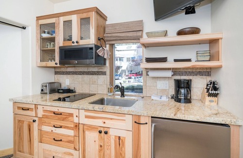 Telluride Condo | Charming Studio Steps from River | hot tub/pool area