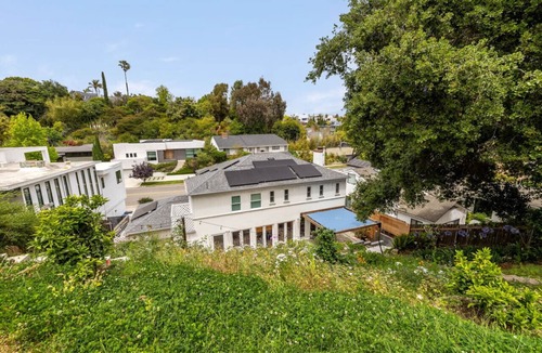 Westwood House | Charming Traditional Westwood 3BR*Pool*BBQ*Patio