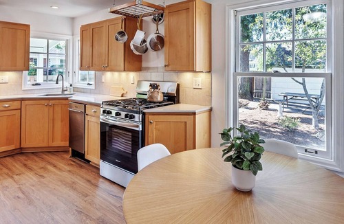 Beaumont - Wilshire House | Charming Tudor w/Fenced Yard in Walkable NE PDX