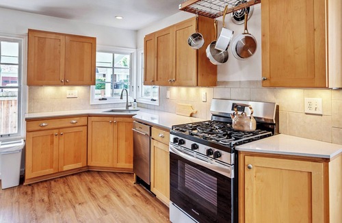 Beaumont - Wilshire House | Charming Tudor w/Fenced Yard in Walkable NE PDX
