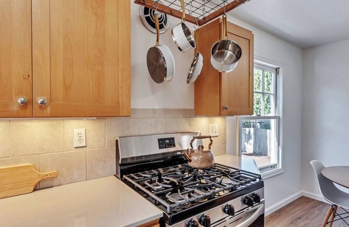 Beaumont - Wilshire House | Charming Tudor w/Fenced Yard in Walkable NE PDX