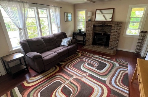 Waldport House | Charming two bedroom cottage placed among the trees just outside Waldport
