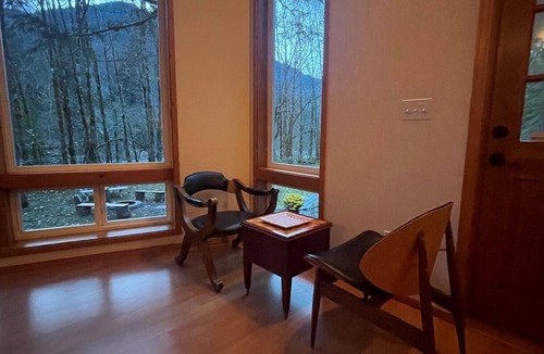 Baring Ski Chalet | Château Baring Riverfront House with hot tub, EV, near Stevens Pass and hiking!