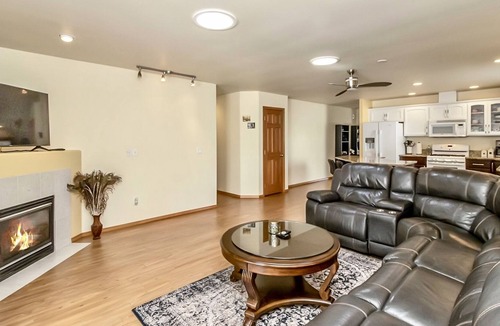Murphys Corner House | Cheerful 3 bedroom Rambler near Boeing and Costco
