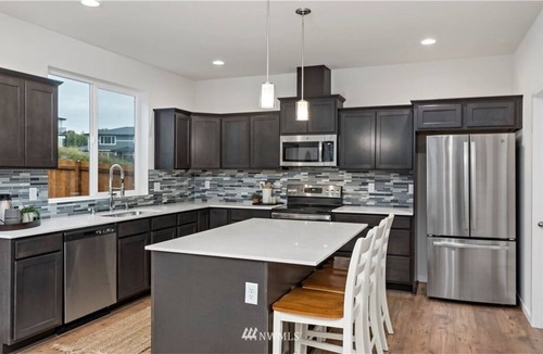 Ferndale House | Cheerful & New * 5 Bdrm Home * Office & Bonus Room