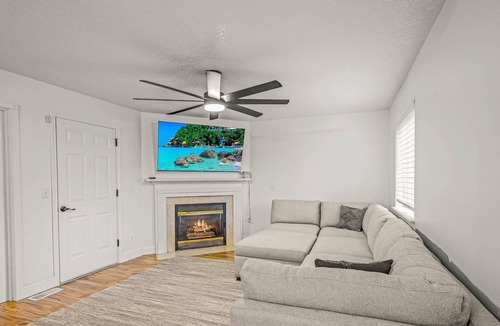Troutdale House | Cheerful remodeled home near I-84