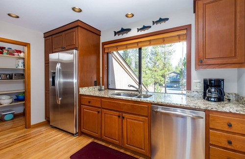 Sunriver House | CHER06 - Great for Groups, A/C, Hot Tub