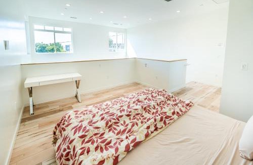 Wilshire Apartment | Chic 3-levels 3-Bedroom 2-Bath Loft by Hollywood with 2 Parking