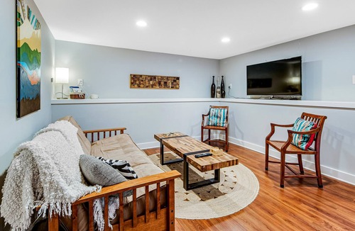 Phinney Ridge Condo | Chic condo with WiFi and access to peaceful backyard - next to Woodland Park