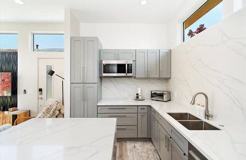 Palm Springs House | Chic Guesthouse in Cathedral City. Great for couples & traveling professionals!