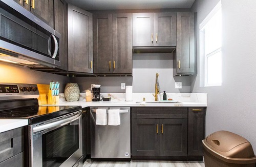 University Heights Apartment | Chic King Suite w/Balcony in Uni Heights