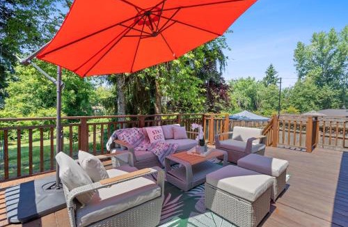 Inglewood-Finn Hill House | Chic Kirkland Home Overlooking Windsor Vista Park