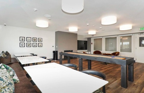 North Beacon Hill Apartment | Chic Mt Baker 2BR w/ Gym, Rooftop & W/D, near light rail, by Blueground