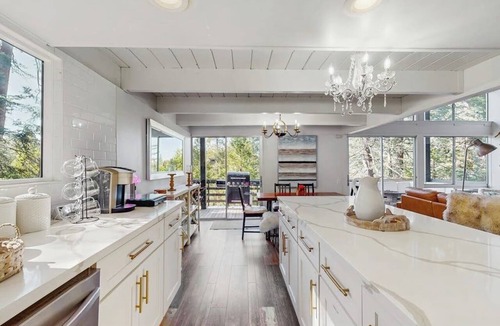 Twin Peaks Cabin | Chic, Pet Friendly House w/Gas Grill, AC & Back-Up Generator - Amazing View