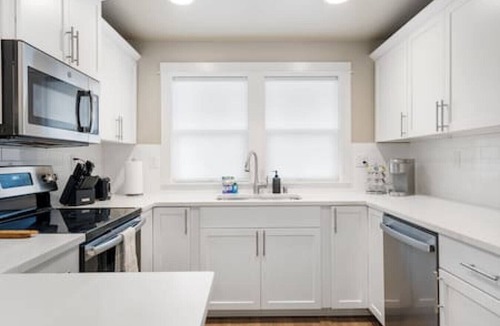 South Richland House | Chic Retreat in Prime Location