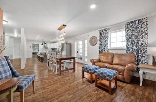 Orem House | Chic Retreat: Your Dream Getaway Awaits - Pets Too