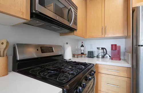 Downtown Apartment | Chic SM Apartment Free Parking & High-Speed Wi-Fi
