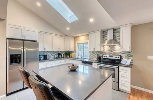 Kent House | Chic & Spacious 5 BR Stylish House! Prime Location, Free Parking, Fast Wi-fi